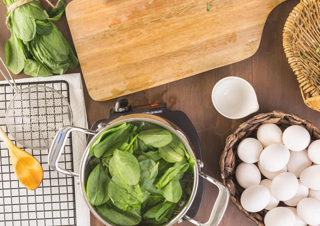 farbowanie jajek - grafika Canva