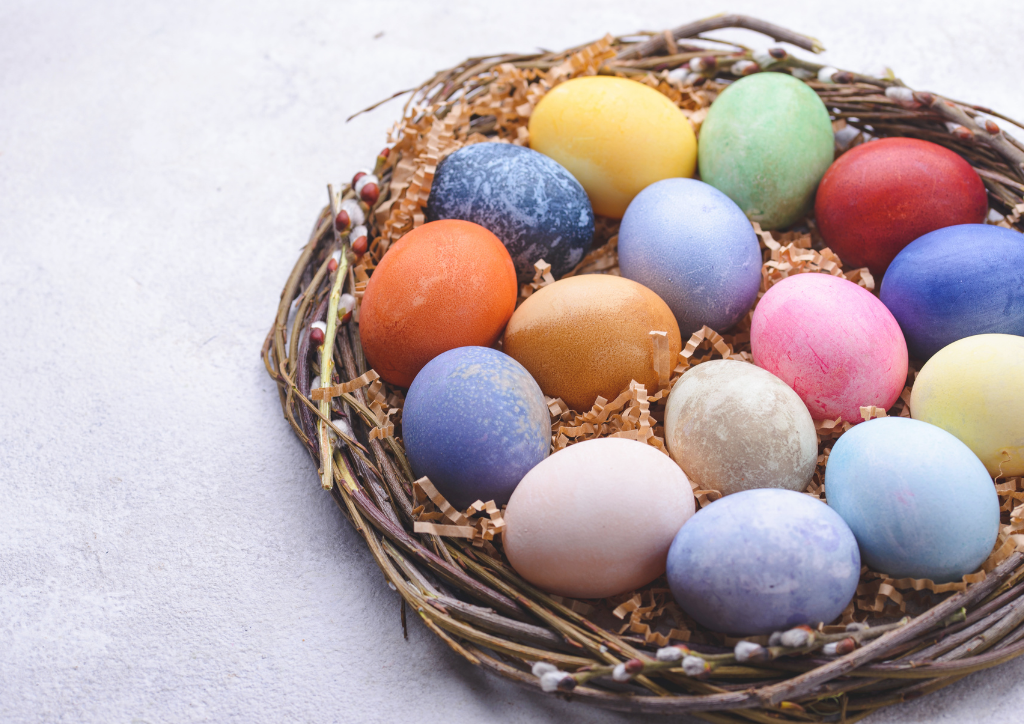 farbowanie jajek - grafika Canva 