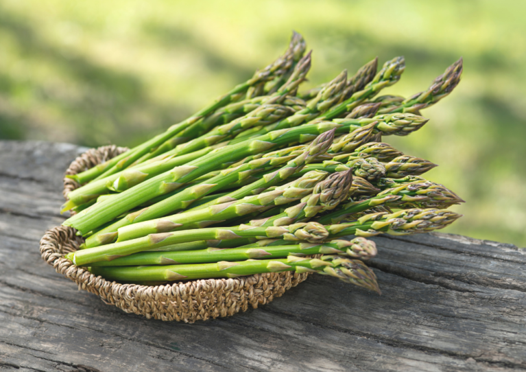 co jeść w kwietniu - grafika Canva