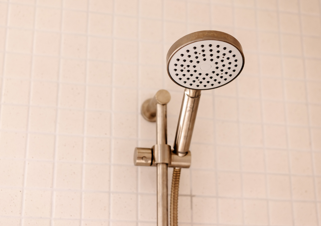 oszczędzanie wody - grafika Canva